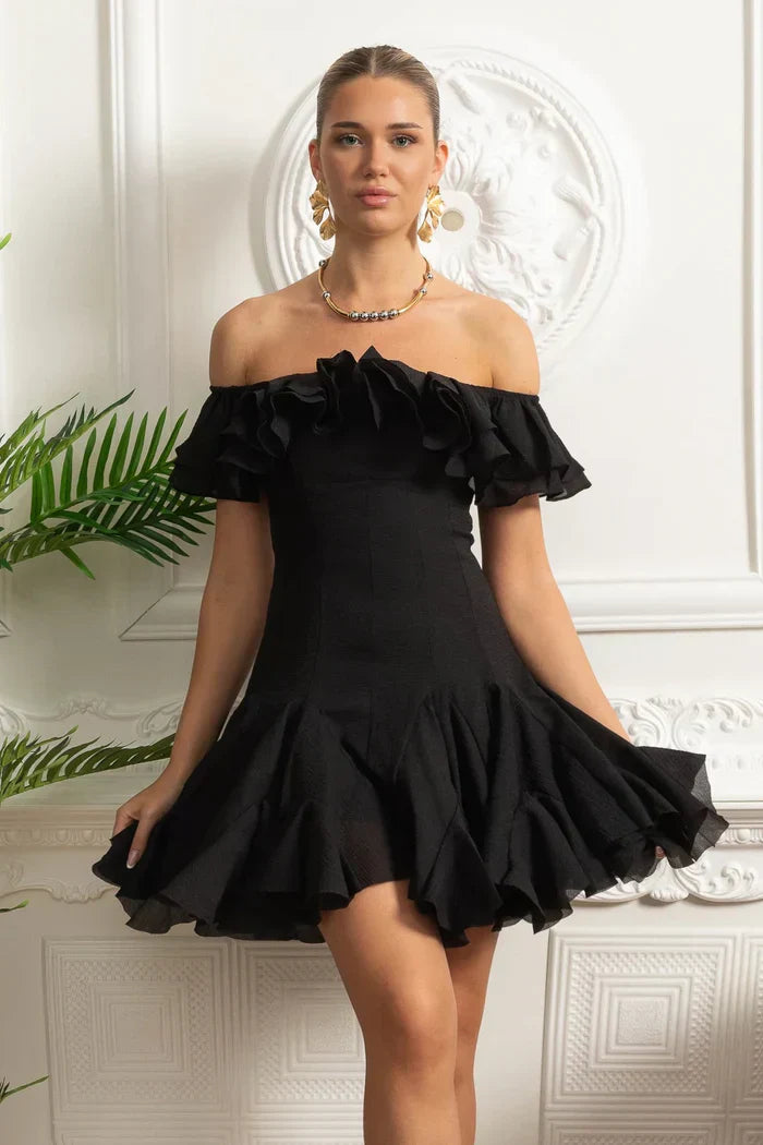 Vestido Ombro a Ombro – Mini Branco com Detalhe de Babados