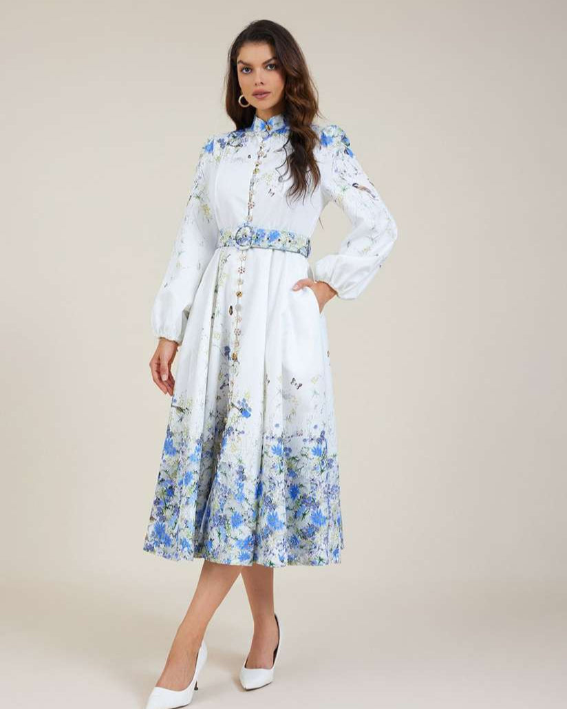 Vestido Azul Floral com Gola Alta e Cintura Império – Elegância Atemporal