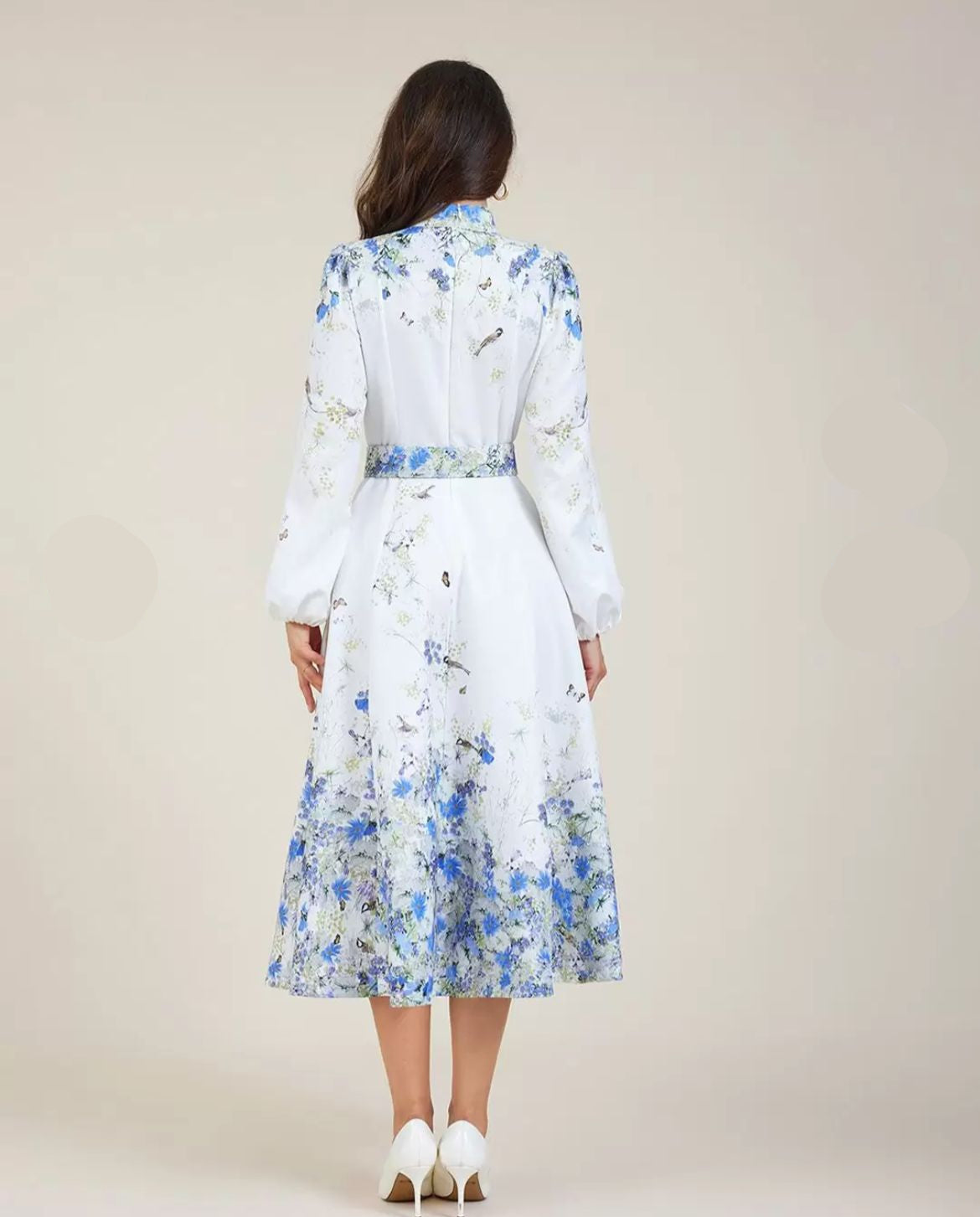 Vestido Azul Floral com Gola Alta e Cintura Império – Elegância Atemporal
