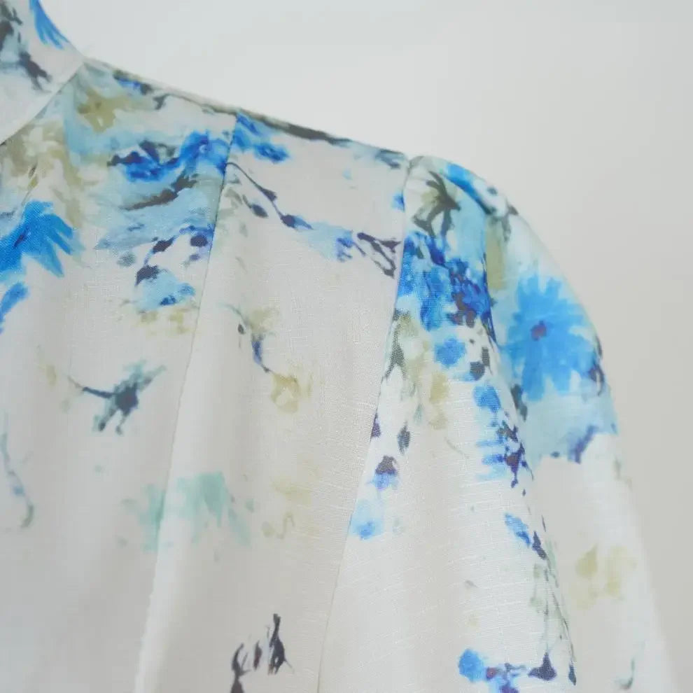 Vestido Azul Floral com Gola Alta e Cintura Império – Elegância Atemporal