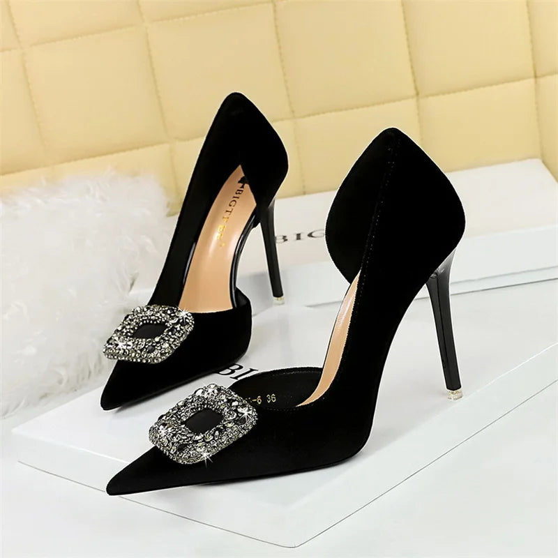 Scarpin Luxo – Salto Super Alto, Bico Fino, Detalhe Lateral Vazado, Fivela com Cristais em Veludo