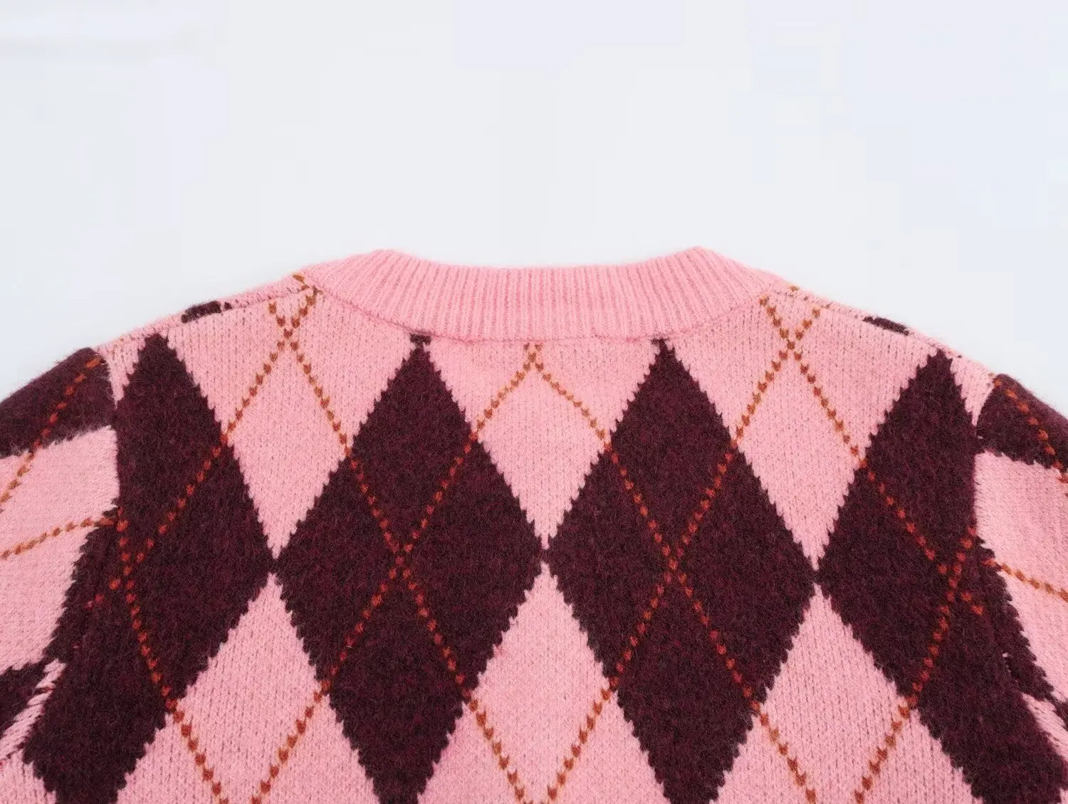 Cardigan Feminino em Tricô Jacquard – Estampa Argyle, Gola Redonda e Botões Frontais