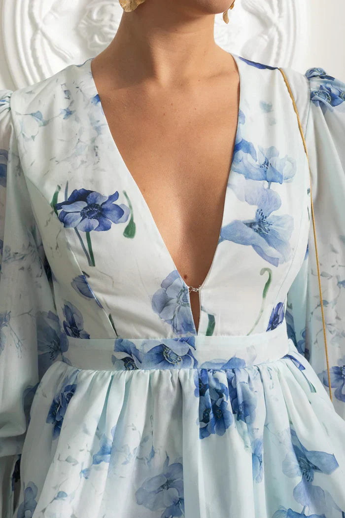 Vestido Curto Estampado – Decote V, Manga Bufante Lanterna e Saia em Camadas Estilo Cake, Cintura Império