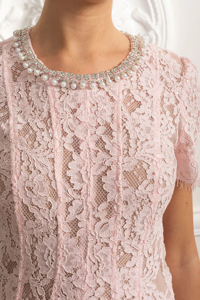 Vestido com Bordado Delicado – Decote Redondo, Manga Curta, Cintura Alta, Detalhes Vazados e Aplicações de Strass