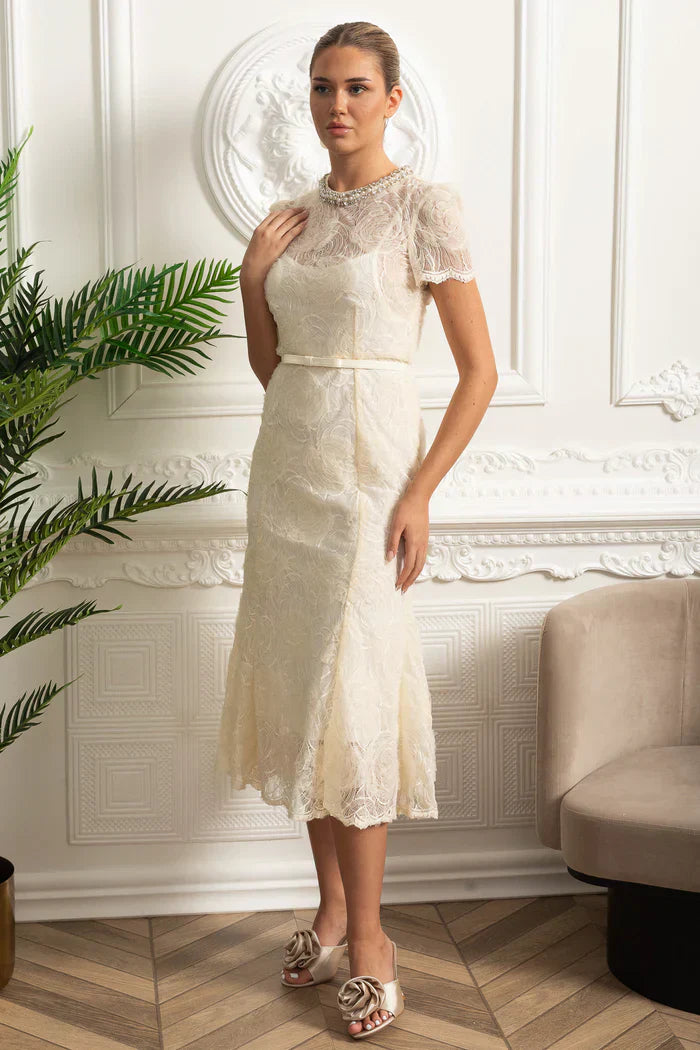 Vestido Longo – Luxo, Bordado em Renda, Detalhes com Diamantes e Cristais, Manga Curta Transparente, Modelo Midi