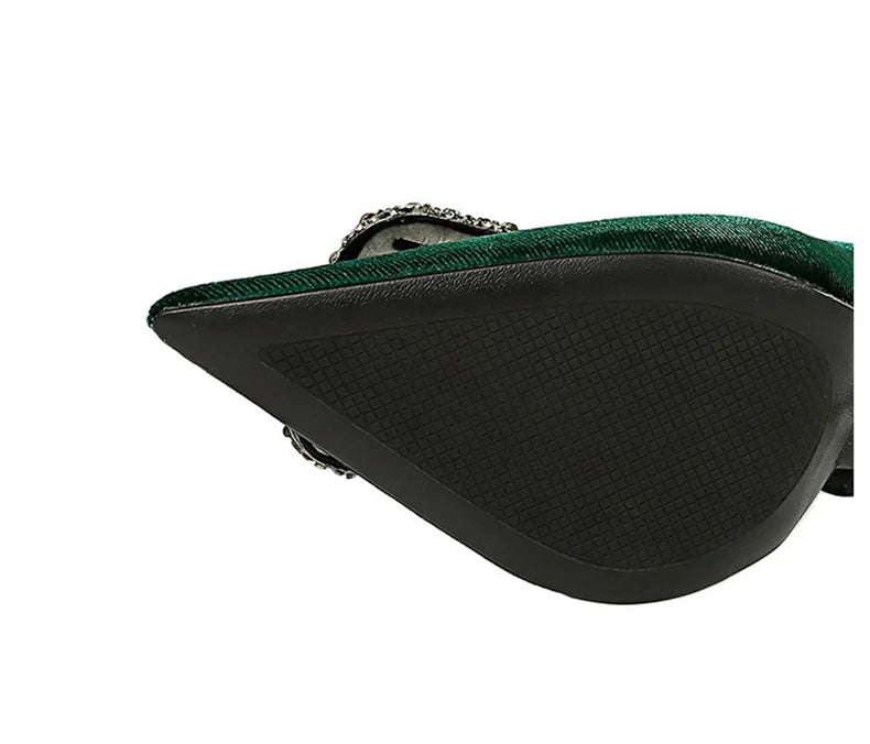 Scarpin Luxo – Salto Super Alto, Bico Fino, Detalhe Lateral Vazado, Fivela com Cristais em Veludo