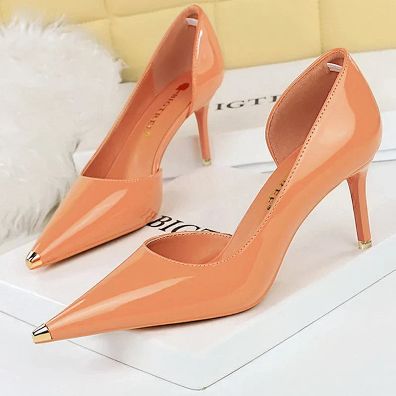 Scarpin – Salto Fino em Verniz Preto, Bico Fino Metalizado e Elegante