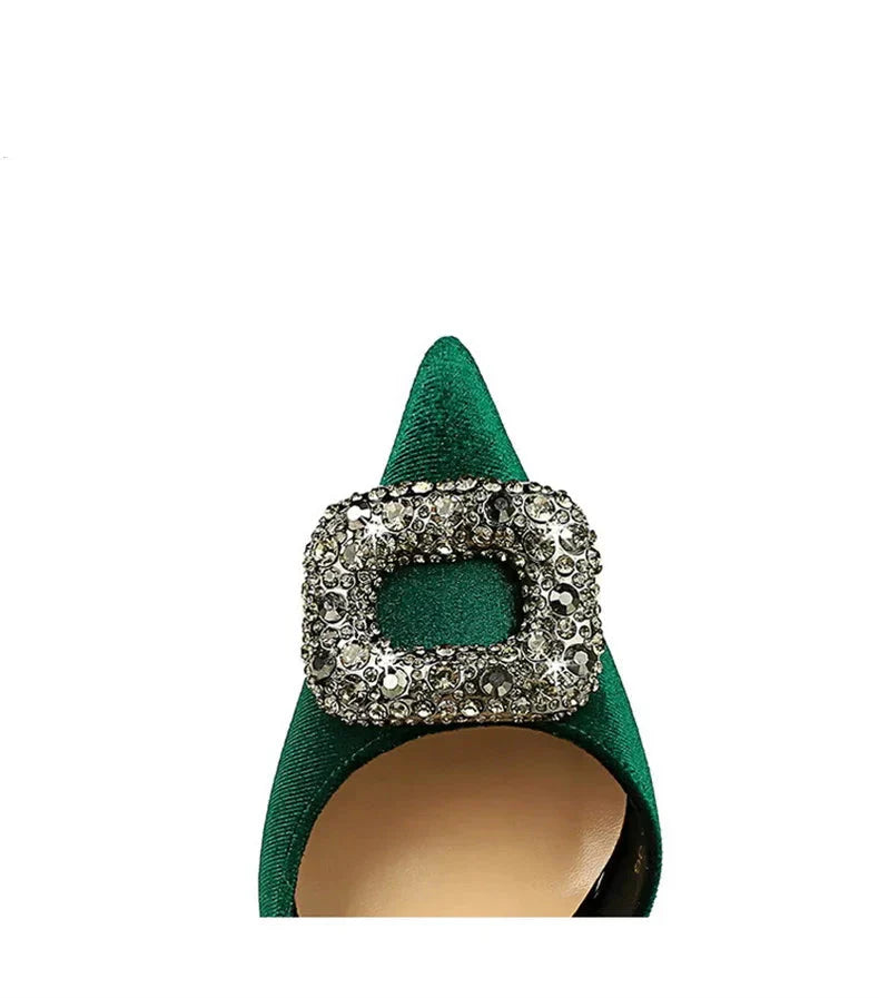 Scarpin Luxo – Salto Super Alto, Bico Fino, Detalhe Lateral Vazado, Fivela com Cristais em Veludo