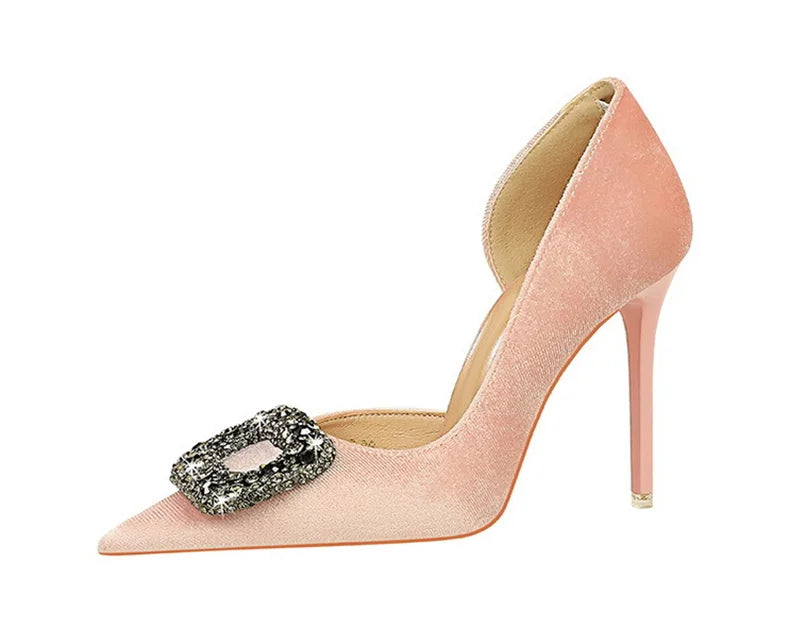 Scarpin Luxo – Salto Super Alto, Bico Fino, Detalhe Lateral Vazado, Fivela com Cristais em Veludo