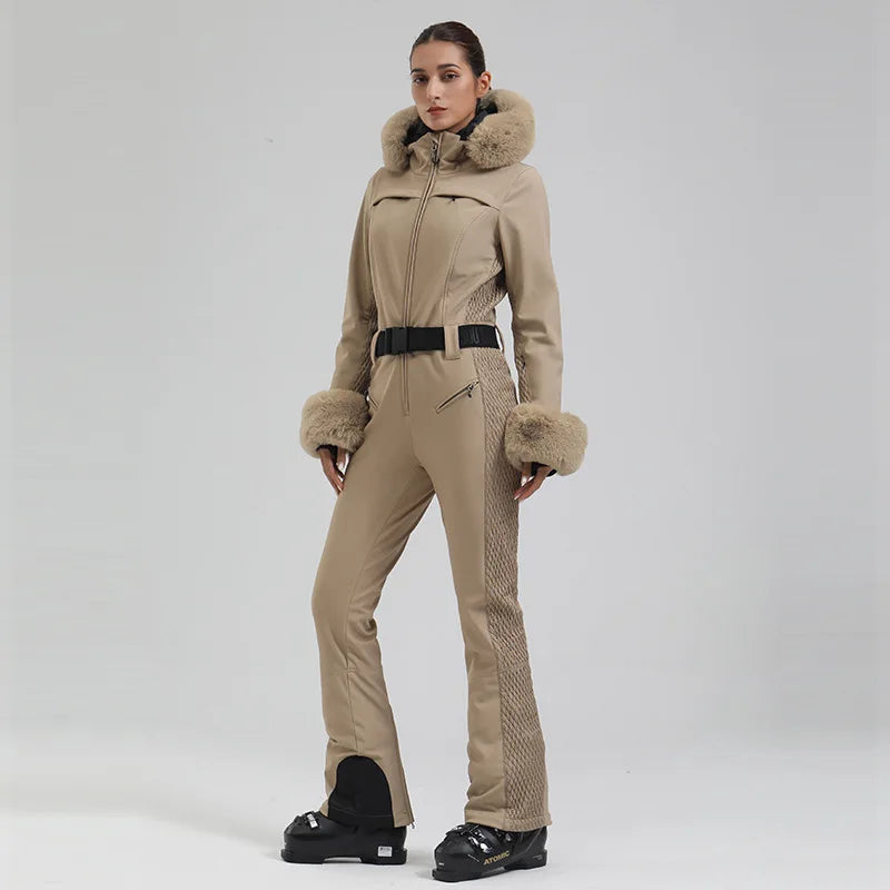 Macacão de Esqui Feminino GSOU SNOW – One Piece Slim, Impermeável, À Prova de Vento, Forrado e com Capuz de Pele