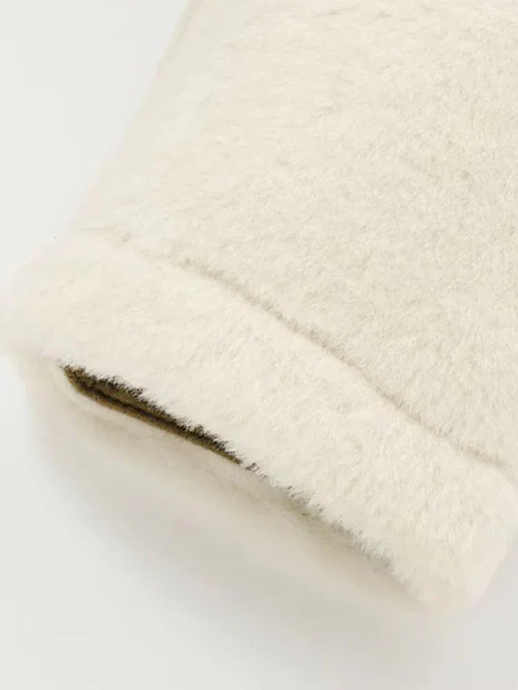 Casaco Feminino de Pelúcia Grossa com Fecho Frontal e Mangas Longas