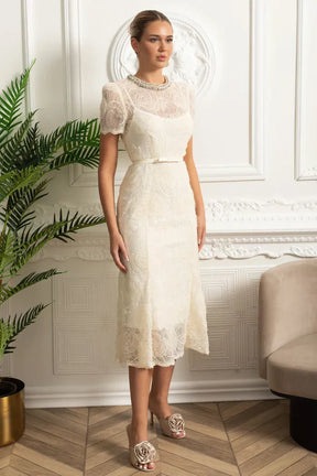 Vestido Longo – Luxo, Bordado em Renda, Detalhes com Diamantes e Cristais, Manga Curta Transparente, Modelo Midi