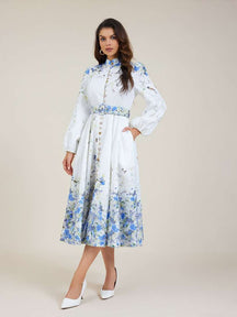 Vestido Azul Floral com Gola Alta e Cintura Império – Elegância Atemporal