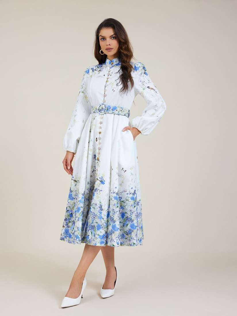 Vestido Azul Floral com Gola Alta e Cintura Império – Elegância Atemporal