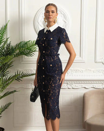 Vestido de Renda Luxo – Bordado Elegante, Botões Metalizados, Manga Curta