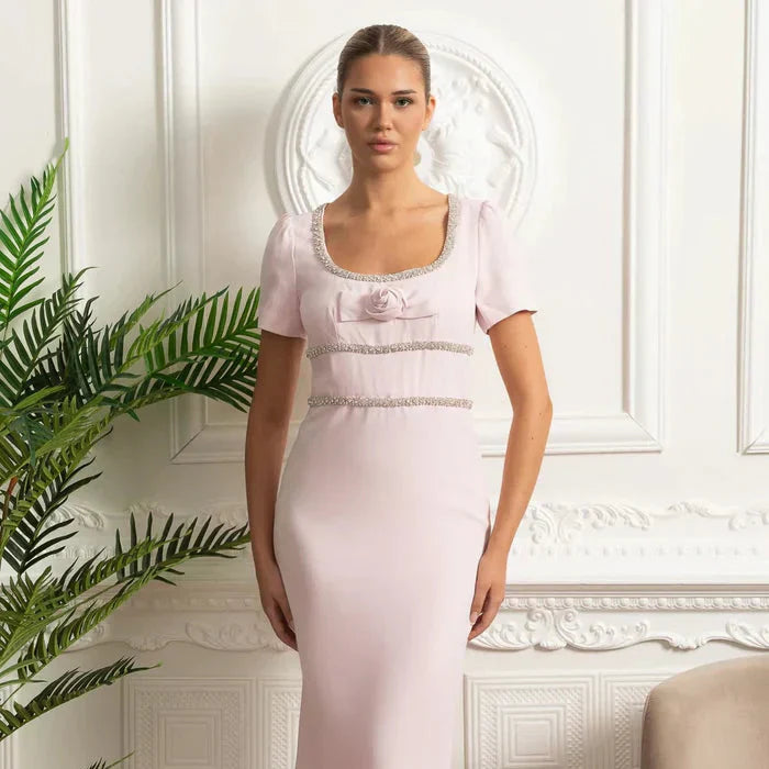 Vestido Midi Rosa Elegante – Decote Quadrado, Manga Curta com Laço, Detalhes Decorados