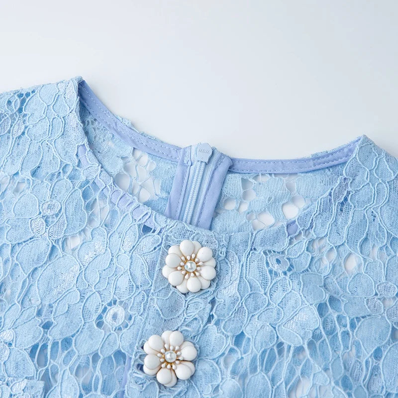 Vestido Curto  – Bordado Floral, Botões, Renda, Decote O e Sem Mangas