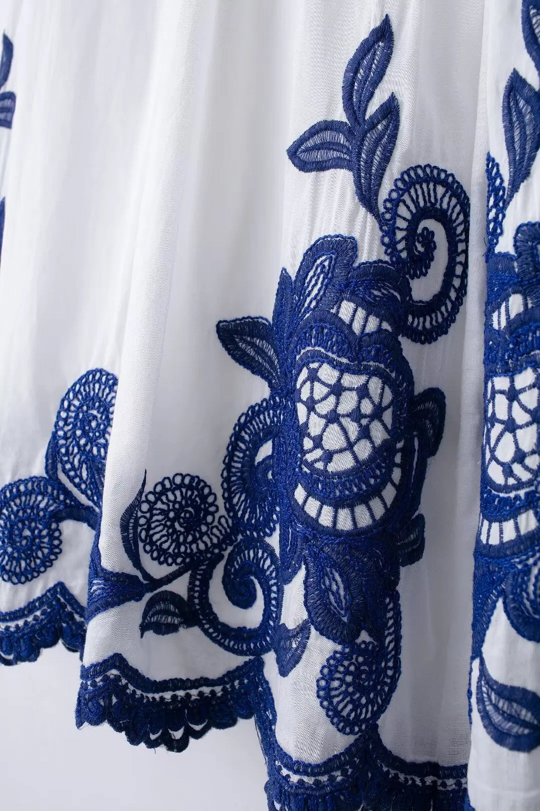 Conjunto Elegante – Camisa Bordada E Saia Plissada