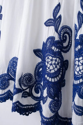 Conjunto Elegante – Camisa Bordada E Saia Plissada