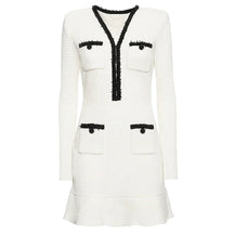Vestido Bicolor – Decote V, Manga Longa, Slim Fit com Bolsos Bordados