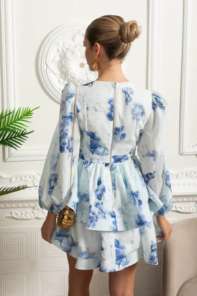 Vestido Curto Estampado – Decote V, Manga Bufante Lanterna e Saia em Camadas Estilo Cake, Cintura Império