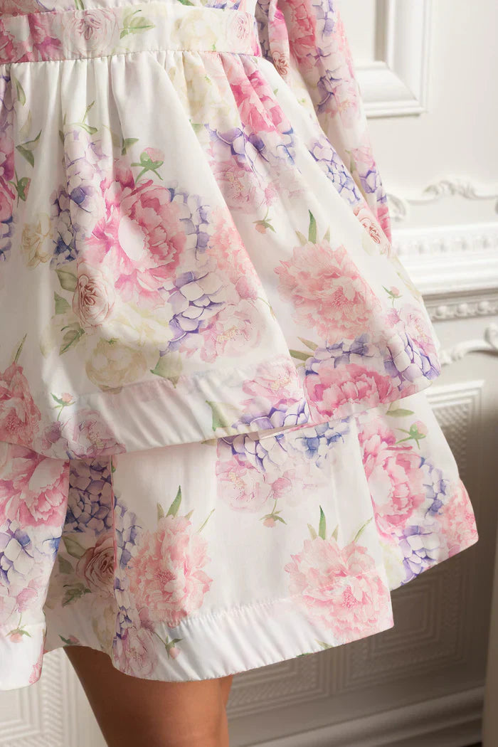 Vestido Curto Estampado – Decote V, Manga Bufante Lanterna e Saia em Camadas Estilo Cake, Cintura Império