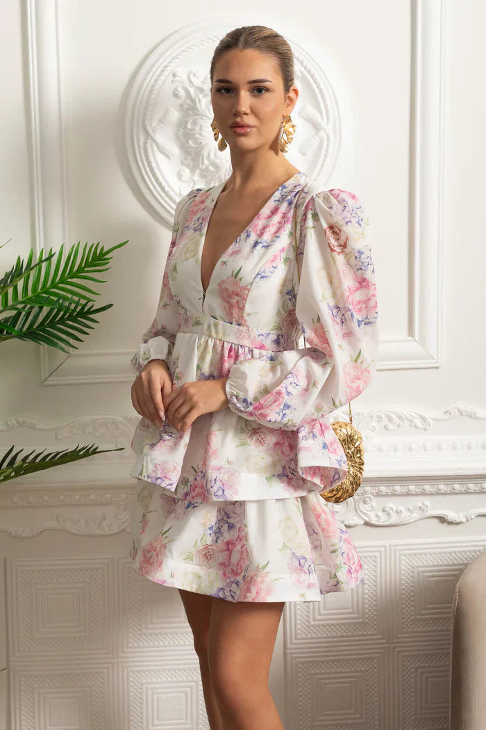 Vestido Curto Estampado – Decote V, Manga Bufante Lanterna e Saia em Camadas Estilo Cake, Cintura Império