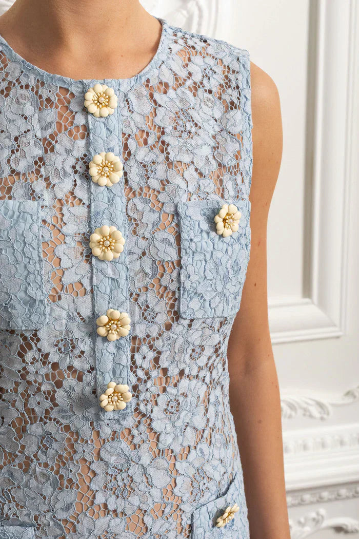 Vestido Curto  – Bordado Floral, Botões, Renda, Decote O e Sem Mangas