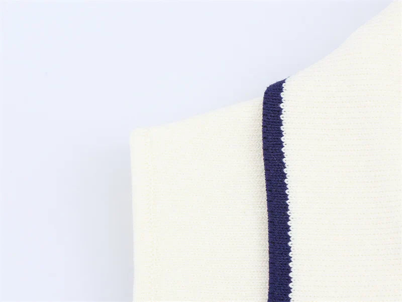 Colete  de Tricô Sem Mangas – Branco com Detalhe, Estilo Casual Chic