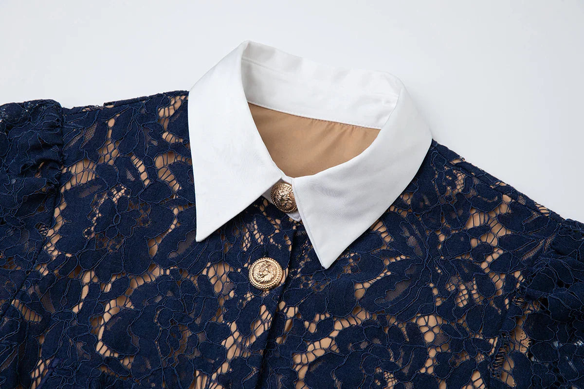 Vestido de Renda Luxo – Bordado Elegante, Botões Metalizados, Manga Curta