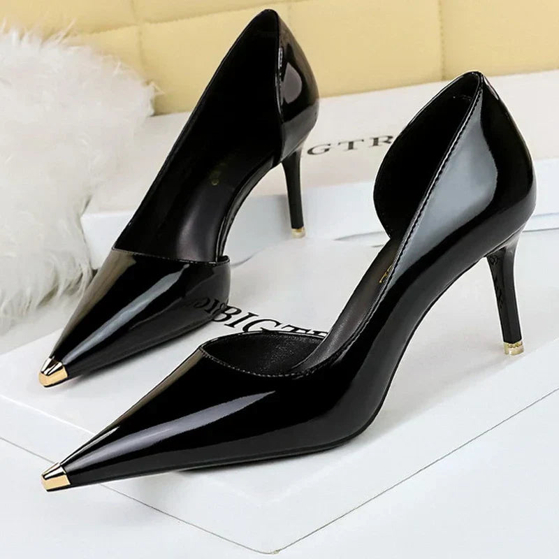 Scarpin – Salto Fino em Verniz Preto, Bico Fino Metalizado e Elegante