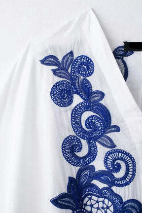 Conjunto Elegante – Camisa Bordada E Saia Plissada