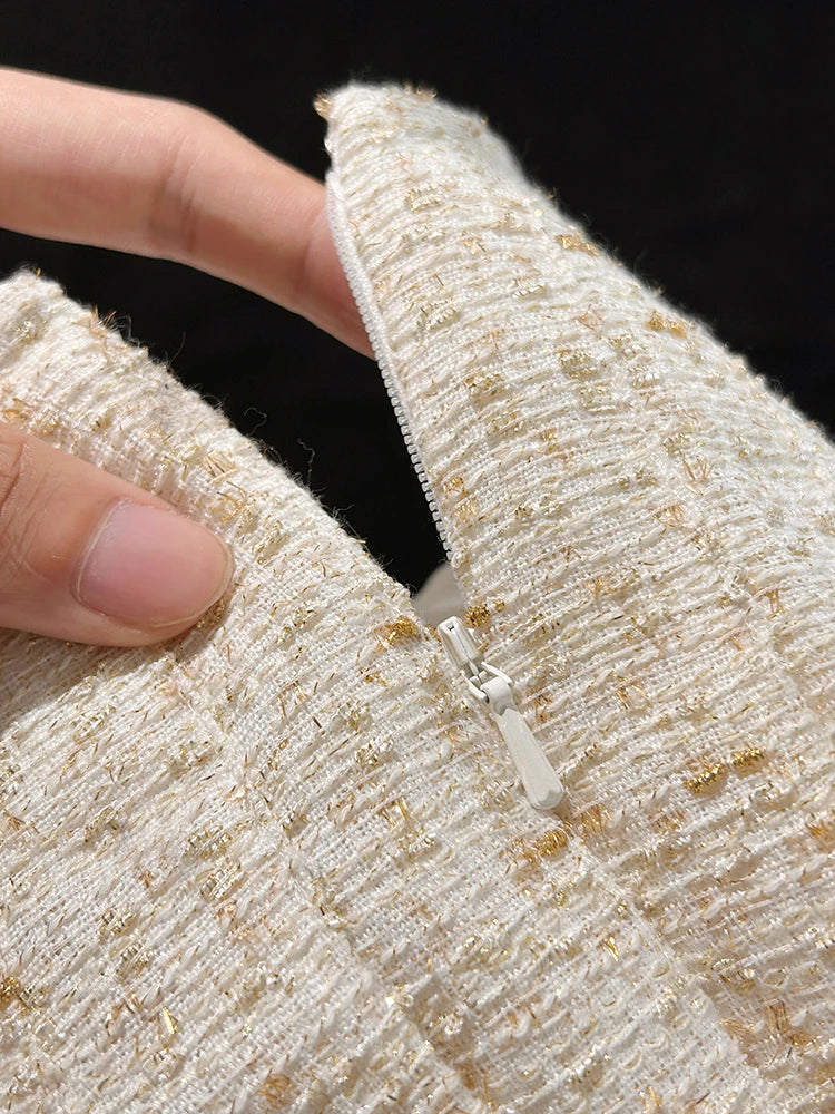 Conjunto de Tweed com Pedrarias – Blazer com Decote V e Saia Plissada de Cintura Alta