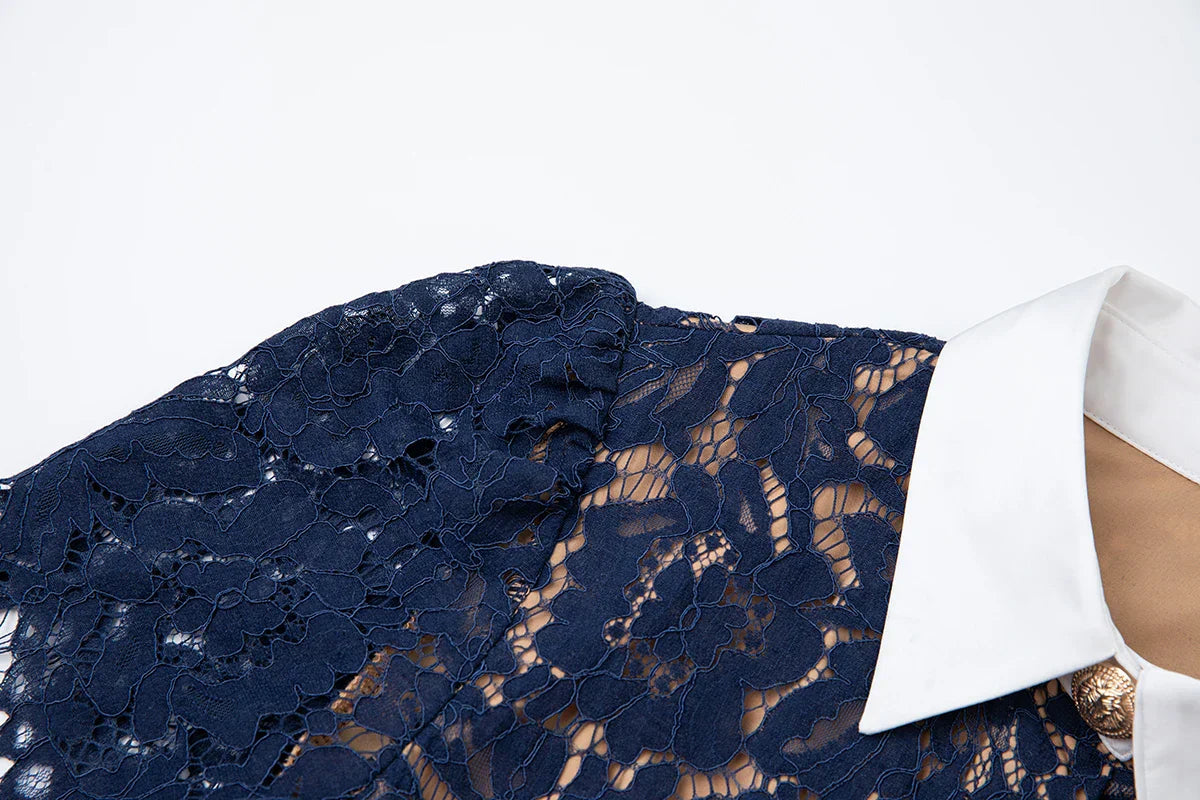 Vestido de Renda Luxo – Bordado Elegante, Botões Metalizados, Manga Curta